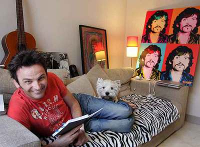 Fernando Tejero, bien acompañado, en el sofá de su casa.