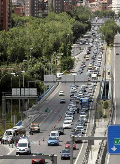 Un conductor imprudente manda a tres turistas al hospital