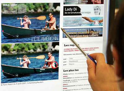  La web  de   L'Express  muestra la foto original de Reuters (abajo) y el retoque de   Paris-Match  para borrar el  michelín  de Sarkozy.