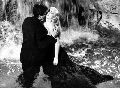 Marcello Mastroianni y Anita Ekberg, en  La dolce vita .