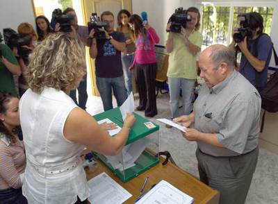 Un vecino de Los Villares, ayer, cuando depositaba su voto en el referéndum de la antena.