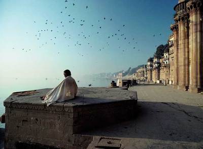 Imagen de la orilla del río Ganges en Varanasi, publicada por Olivier Föll en su libro 'Homenaje a la India'.