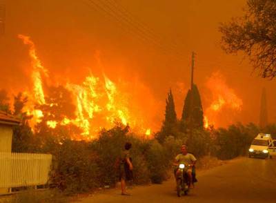 Las llamas amenazan una vivienda en la localidad griega de Xirohori, en el Peloponeso.