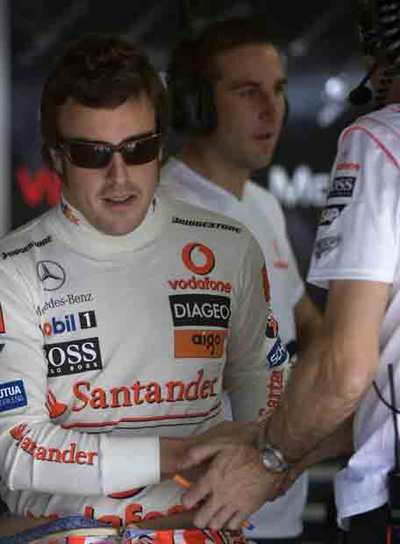 Alonso, ayer en el  box  del equipo McLaren.