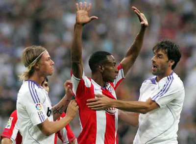 Guti, Perea y Van Nistelrooy, ante el saque de una falta.