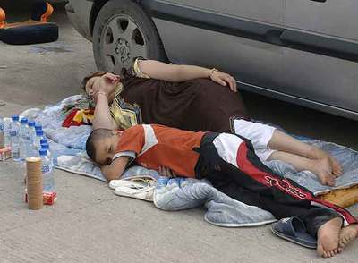 Pasajeros esperando poder embarcar en el puerto de Melilla, cerrado por el temporal.