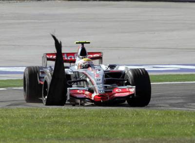 Lewis Hamilton conduce con precaución hasta el taller para cambiar el neumático dañado.