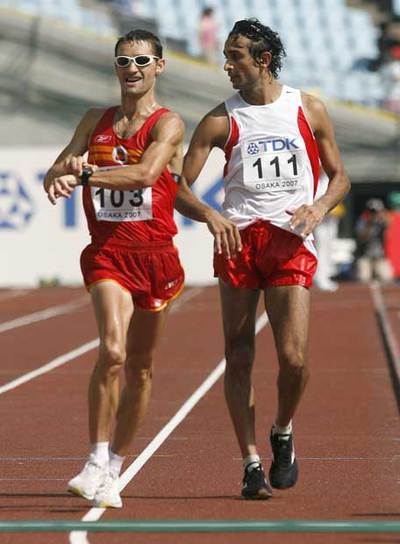 Paquillo Fernández, en el momento de superar a Ghoula en la meta.