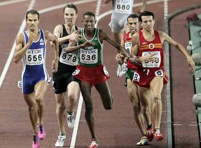 Juan Carlos Higuero (a la derecha), tras recibir un codazo en la conflictiva recta final.