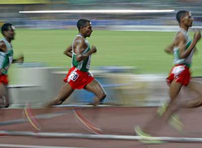 Bekele (en el centro) pisa los talones de Sihini tras adelantar a Tadesse.