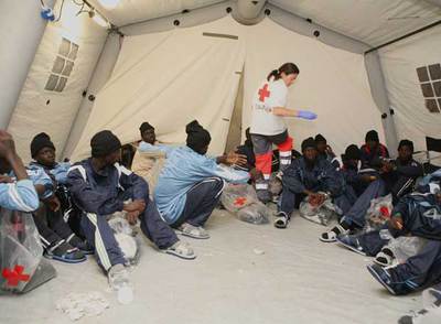 Dos cayucos dejan en apenas 20 minutos otros 150 inmigrantes en Canarias