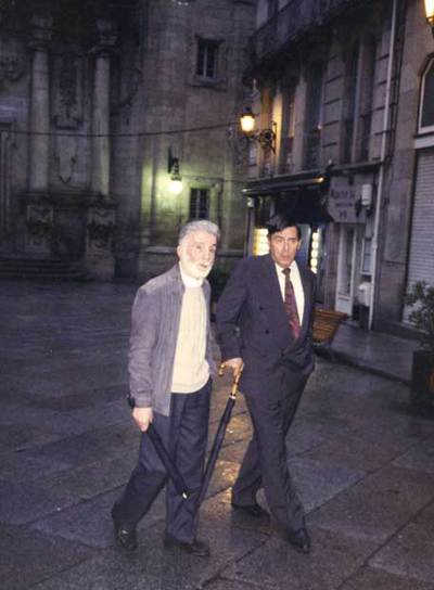 López Cid y Valente en 1998, frente a la iglesia orensana de Santa Eufemia.