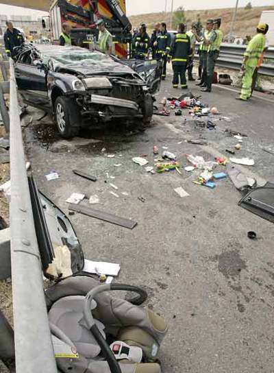 En primer plano, la silla en la que viajaba el bebé de ocho meses.