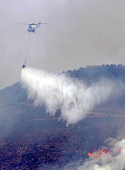 Un helicóptero antiincendios en la isla de Eubea.