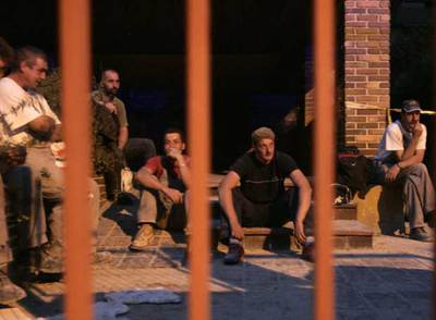 Un grupo de obreros espera a la puerta del edificio en reformas, en la calle de Ramonet, en Ciudad Lineal.