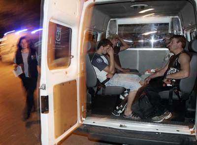 Cuatro obreros en la furgoneta del Samur Social.