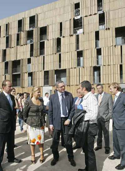 Gallardón conversa con Alejandro Zaera ante el edificio de Carabanchel.