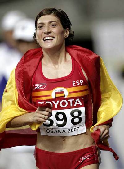 Mayte Martínez, con una bandera española por capa.