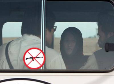 Dos de los surcoreanos liberados (derecha y centro), en un vehículo del Comité Internacional de la Cruz Roja.
