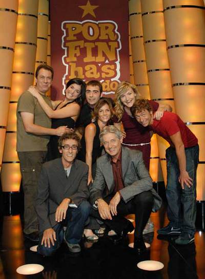 Agachados, David Fernández (izquierda) y Josema Yuste, junto a los actores a los que se enfrentarán los participantes de  Por fin has llegado. 