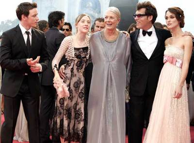 De izquierda a derecha, James McAvoy, Saoirse Ronan, Vanessa Redgrave, Joe Wright y Keira Knightley, ayer a su llegada a la proyección de  Expiación  en la Mostra de Venecia.