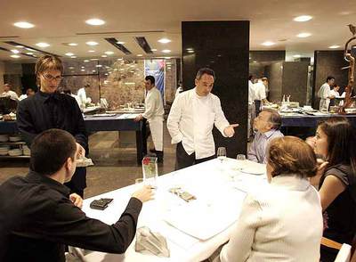 Ferran Adrià, en el comedor de El Bulli, con el cartel de la Documenta al fondo.