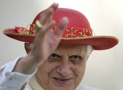 Benedicto XVI, durante su audiencia ayer en la plaza de San Pedro de Roma, protegido con un sombrero rojo.