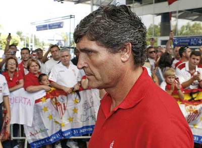 Juande Ramos, a la llegada del Sevilla al aeropuerto de Niza camino de Montecarlo.