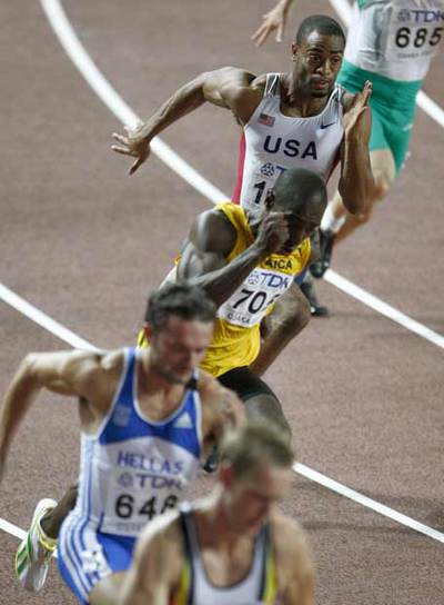 Tyson Gay (arriba), en plena curva.