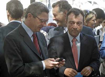 Alberto Ruiz-Gallardón y Manuel Cobo, durante un acto ayer en Madrid.