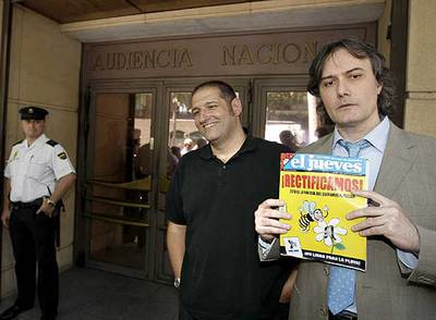 Fontdevila y Torres Meana, con un ejemplar de  El Jueves,  en julio.