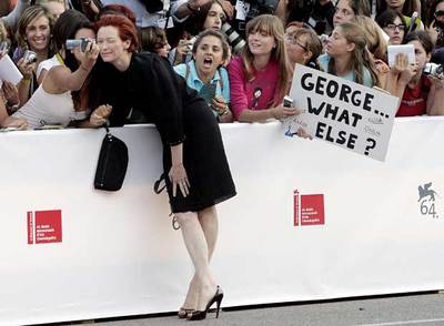 La actriz británica Tilda Swinton, a su llegada al Palacio de Festivales de la Mostra.