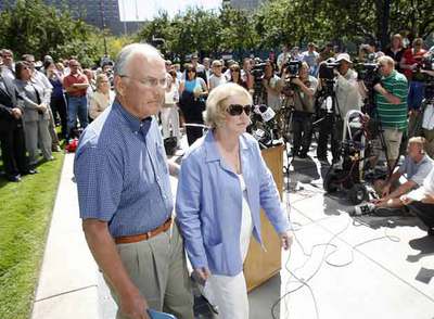 El senador Craig, acompañado por su esposa, Suzanne, tras leer un comunicado en Boise, Idaho, el martes pasado.