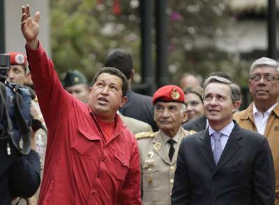 Hugo Chávez (izquierda) y Álvaro Uribe, antes de la reunión que sostuvieron ayer en Bogotá.