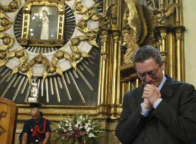 Gallardón, uno de los protagonistas del mes de agosto por postularse al Congreso, durante la ofrenda floral a la Virgen de la Paloma.
