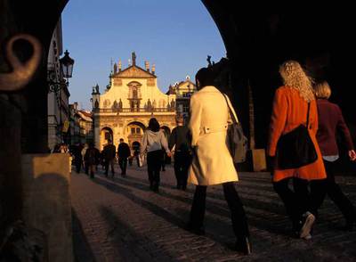 Puente de Carlos IV, en Praga, con la iglesia del Salvador al fondo.