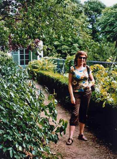 Mayte Piedrafita, amiga del autor, en el jardín de la casa de Honoré de Balzac.