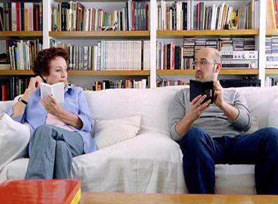 Los actores Javier Cámara, de 40 años, y Amparo Baró, de 69, en una imagen promocional de Brain Training. Ambos participaron en la serie  7 vidas. rnA la izquierda, una consola enseña a un usuario el resultado de su test de edad cerebral. A la derecha, un fragmento de Re-Mission, de HopeLab.