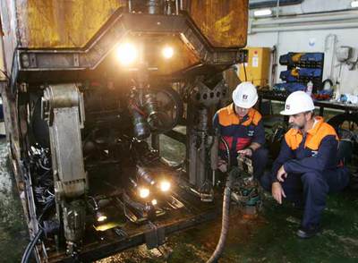 Dos técnicos de Repsol, con la maquinaria utilizada por la empresa en 2004, cuando descendió al pecio para extraer el fuel del 'Prestige'.