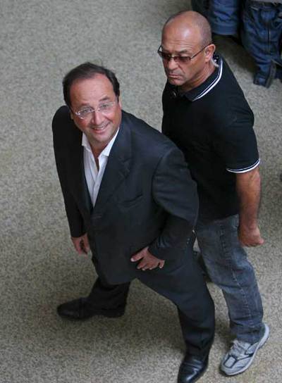 Hollande, seguido por un guardaespaldas, a su llegada a La Rochelle.