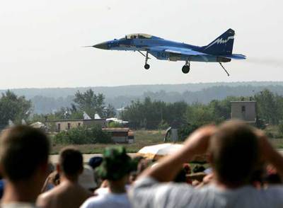 El público observa a un Mig-29K en el Salón Internacional de la Aviación y el Espacio, cerca de Moscú.
