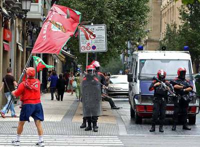 UN 'ERTZAINA', APEDREADO