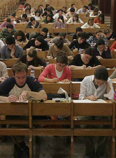 Licenciados en Medicina, durante el examen MIR de 2007 en Sevilla.