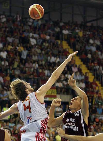 Pau Gasol intenta alcanzar el balón frente a Biedrins.