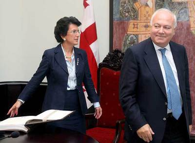 Miguel Ángel Moratinos, ayer en Tbilisi con Nino Burjanadze, presidenta del Parlamento georgiano.