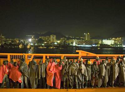 Un grupo de inmigrantes rescatados 50 millas al sur de El Hierro llega al puerto de los Cristianos a bordo del buque que los recogió.
