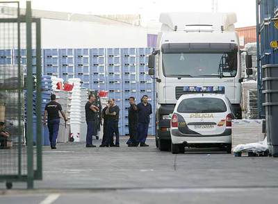Compañeros del trabajador fallecido ayer en Getafe se lamentan por el siniestro ocurrido en el interior de la fábrica.