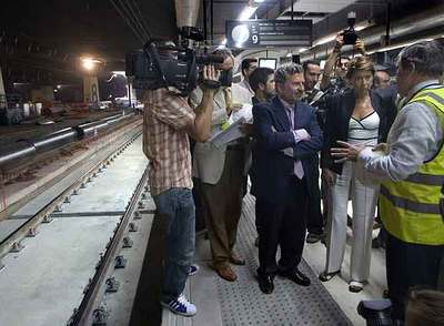 La ministra de Fomento, Magdalena Álvarez, en una visita de obras a la estación de Sants.