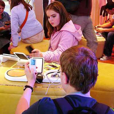 Público joven en la feria IFA de Berlín.