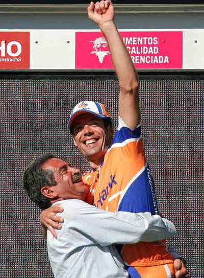 Revilla, presidente de Cantabria, iza a Freire en el podio.